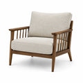 Sillón de madera con cojines de tela crema