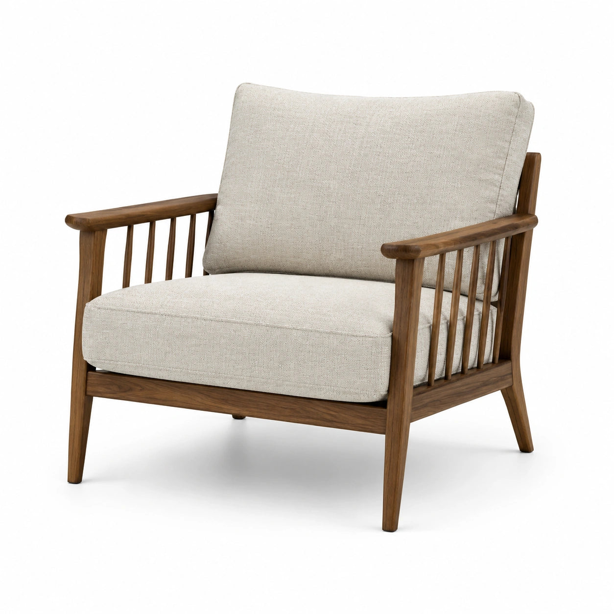 Sillón de madera con cojines de tela crema