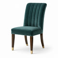 Silla de terciopelo verde oscuro con patas de madera y detalles de latón